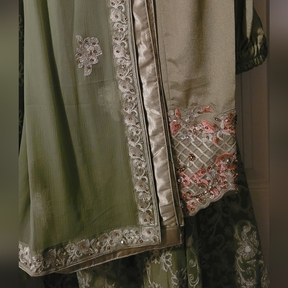 Pakistani Designer embroidered shalwar kameez gown dress - Picture 3 of 5